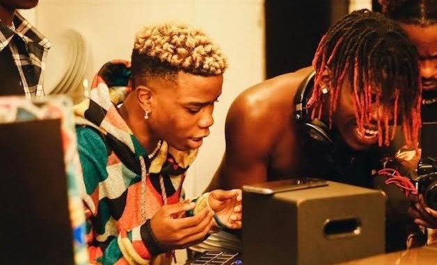 Seyi-Vibez-Ft-Lyta-–-Different-Conversation-Live-For